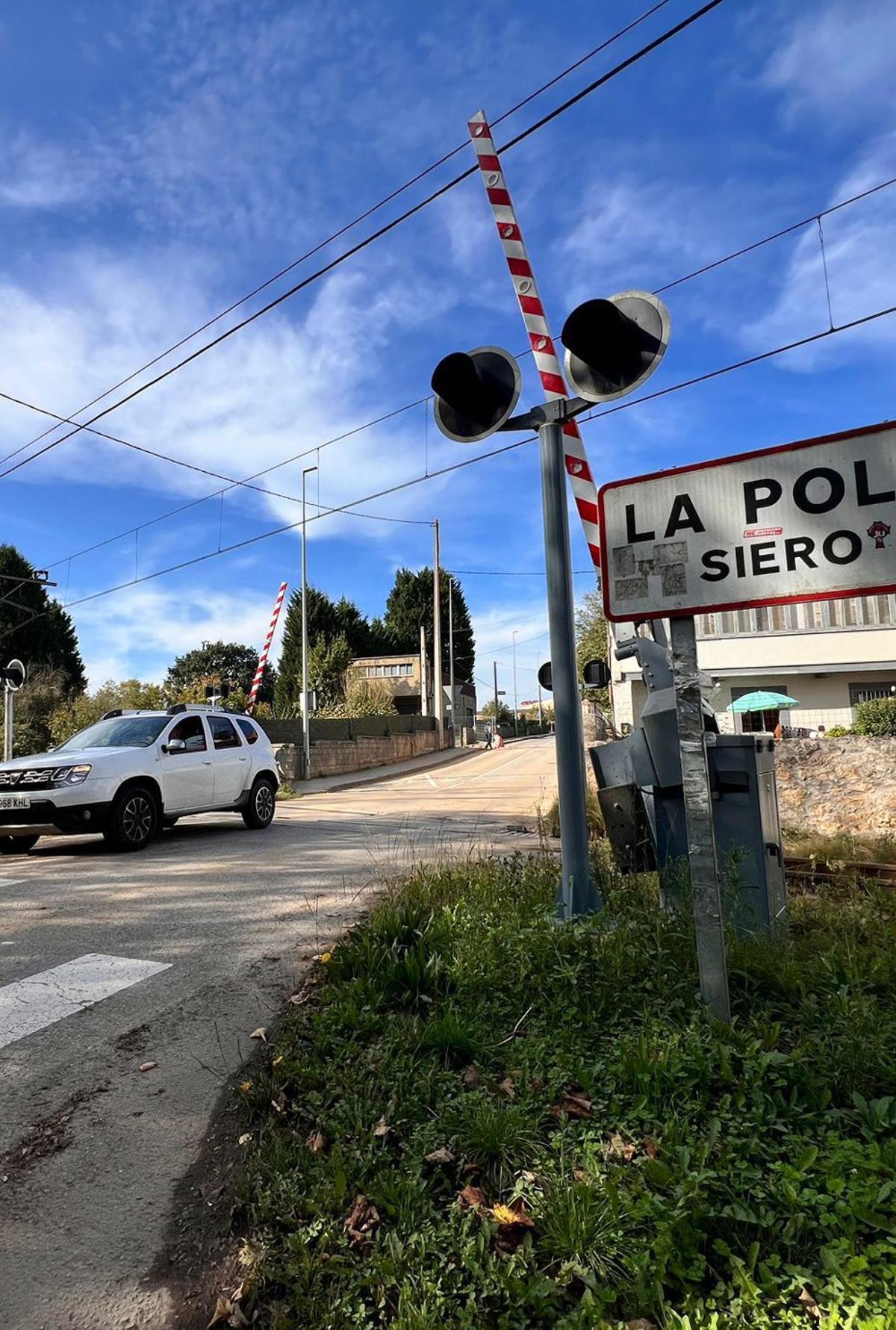 El paso a nivel de El Bayu, en el acceso a la Pola. | LNE
