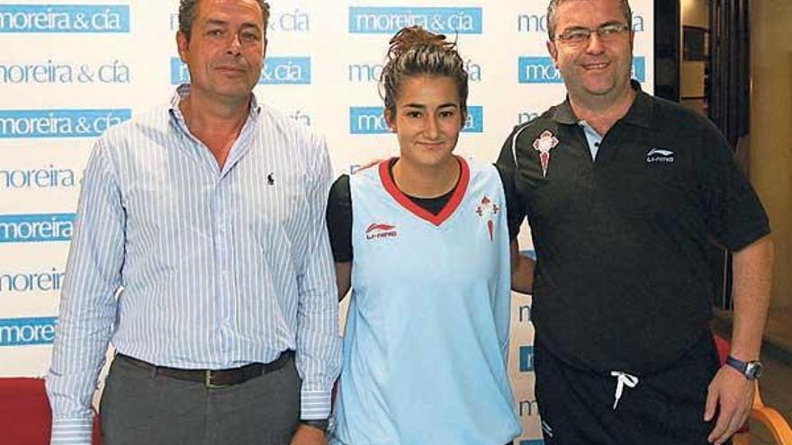 Alejandra Quirante, flanqueada por José Moreira (izquierda) y el técnico Carlos Colinas. // De Arcos