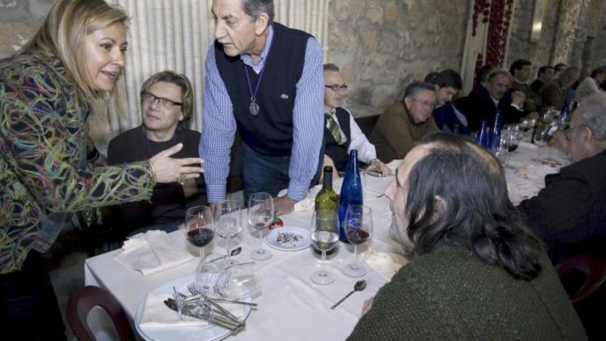 La alcaldesa charla animadamente con algunos cofrades de Valderrey