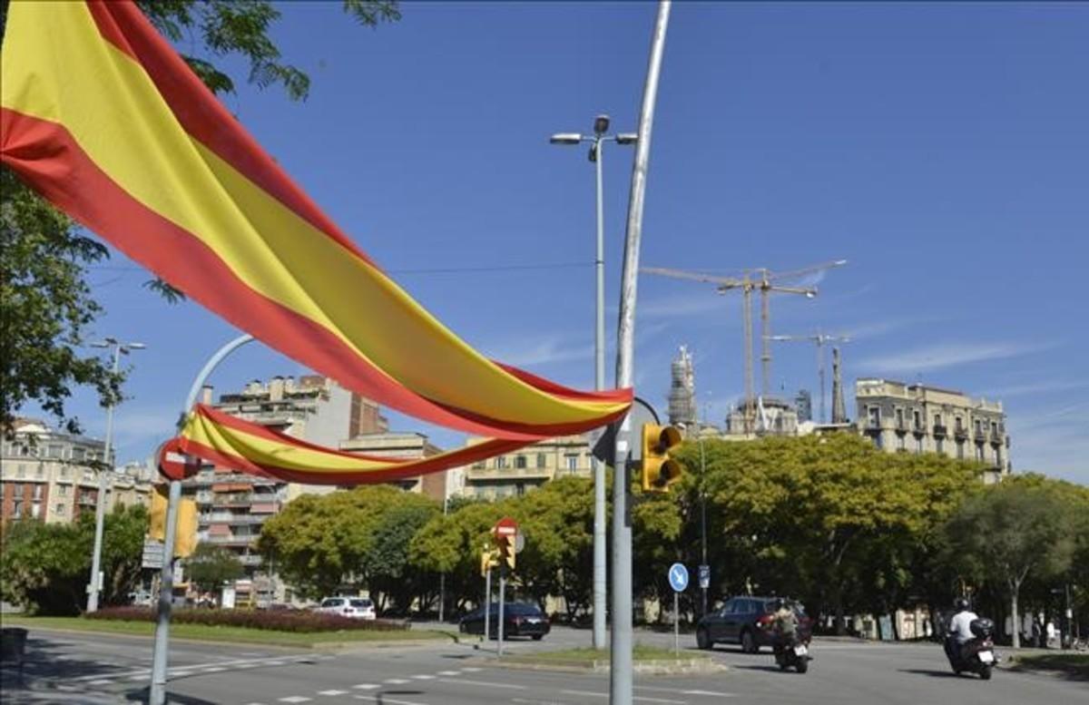 Banderas españolas en el cruce de Diagonal con Marina.