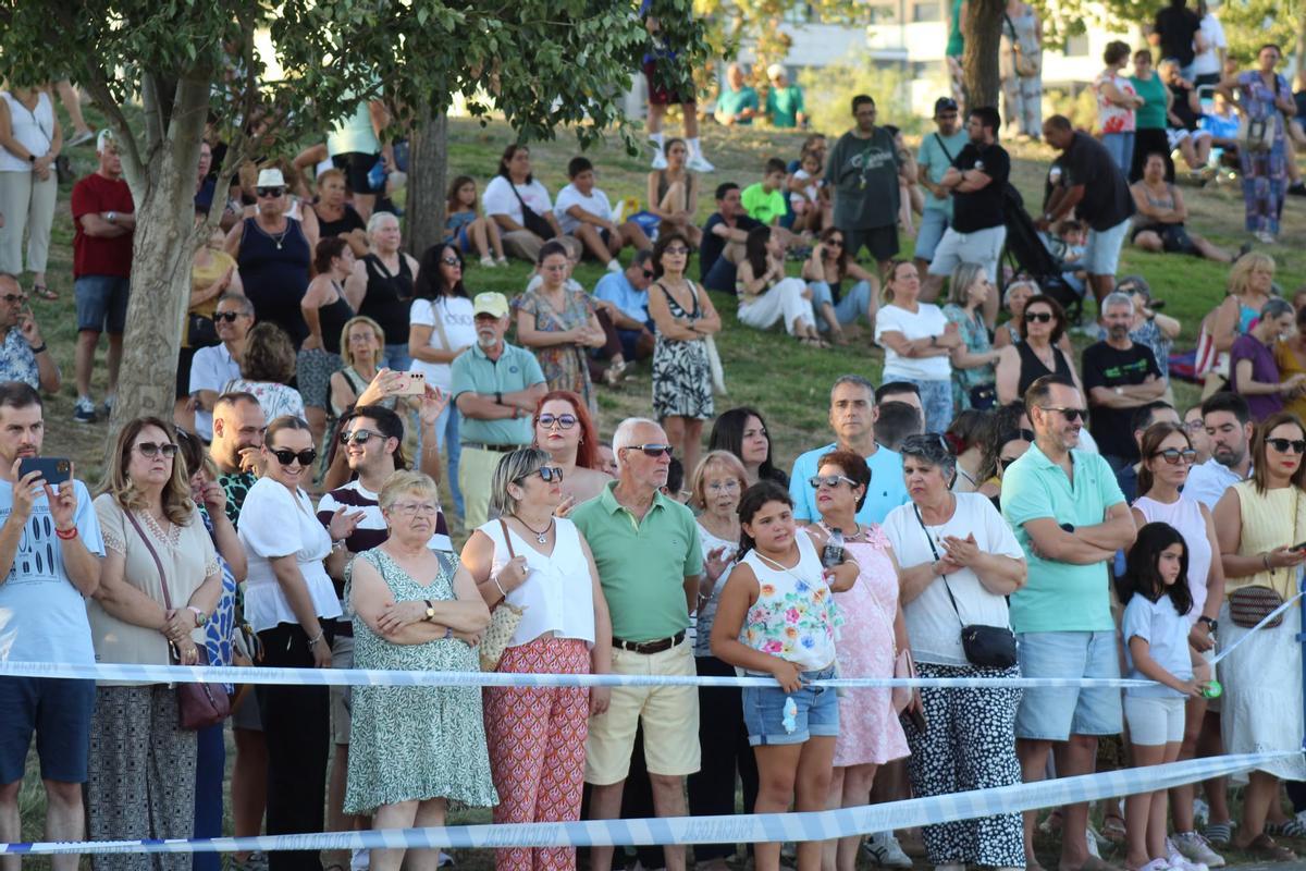 FOTOGALERÍA | La Virgen del Carmen surca el río Guadiana en Badajoz: "Ellas son las que reman y las que de verdad la guían"