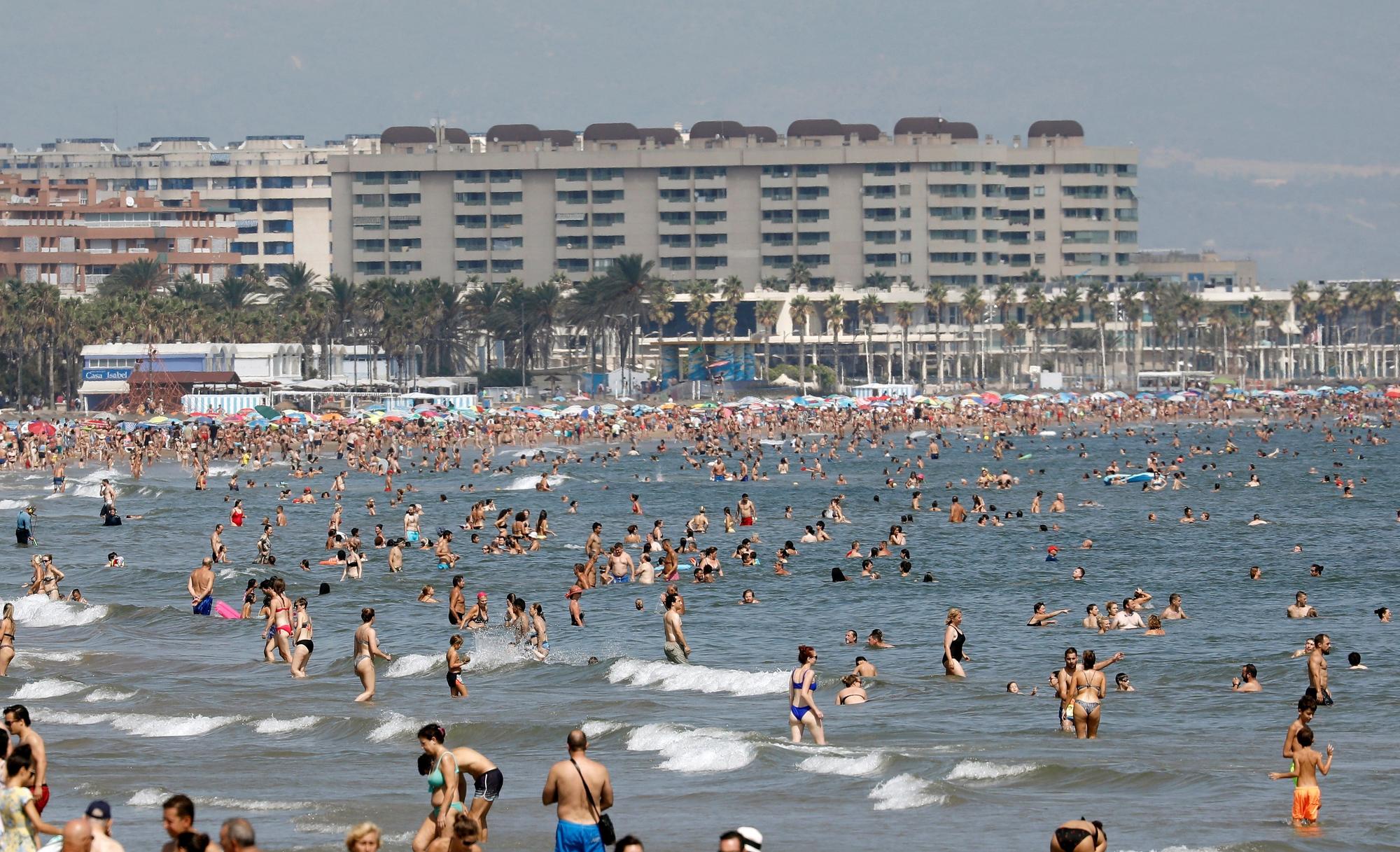 Las altas temperaturas en septiembre llenan las playas de València