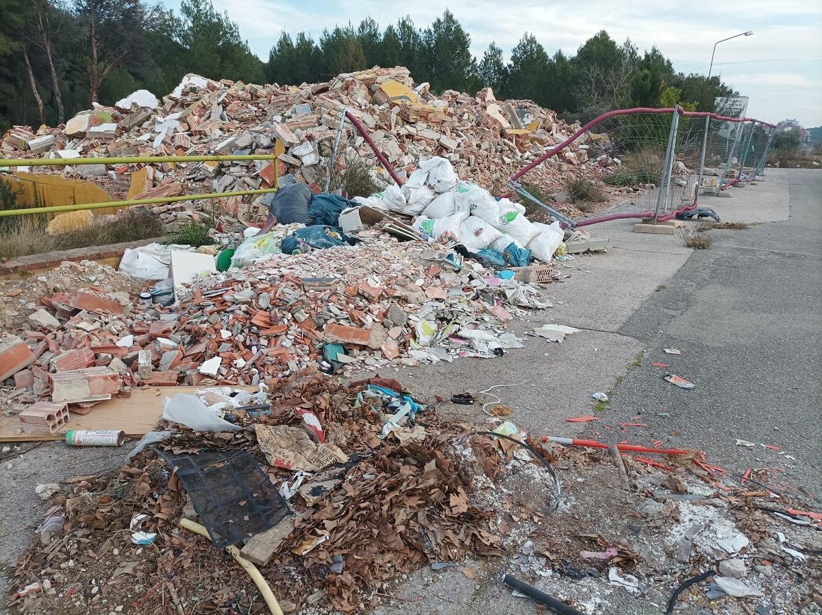 Sacs de runes externes i deixalles abocades a l'entrada del càmping Pous.