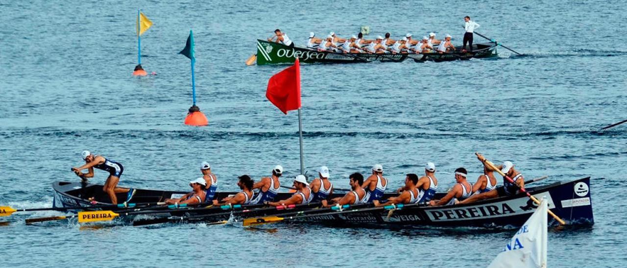 Las traineras de Tirán y Meira, en aguas moañesas. // S.A.