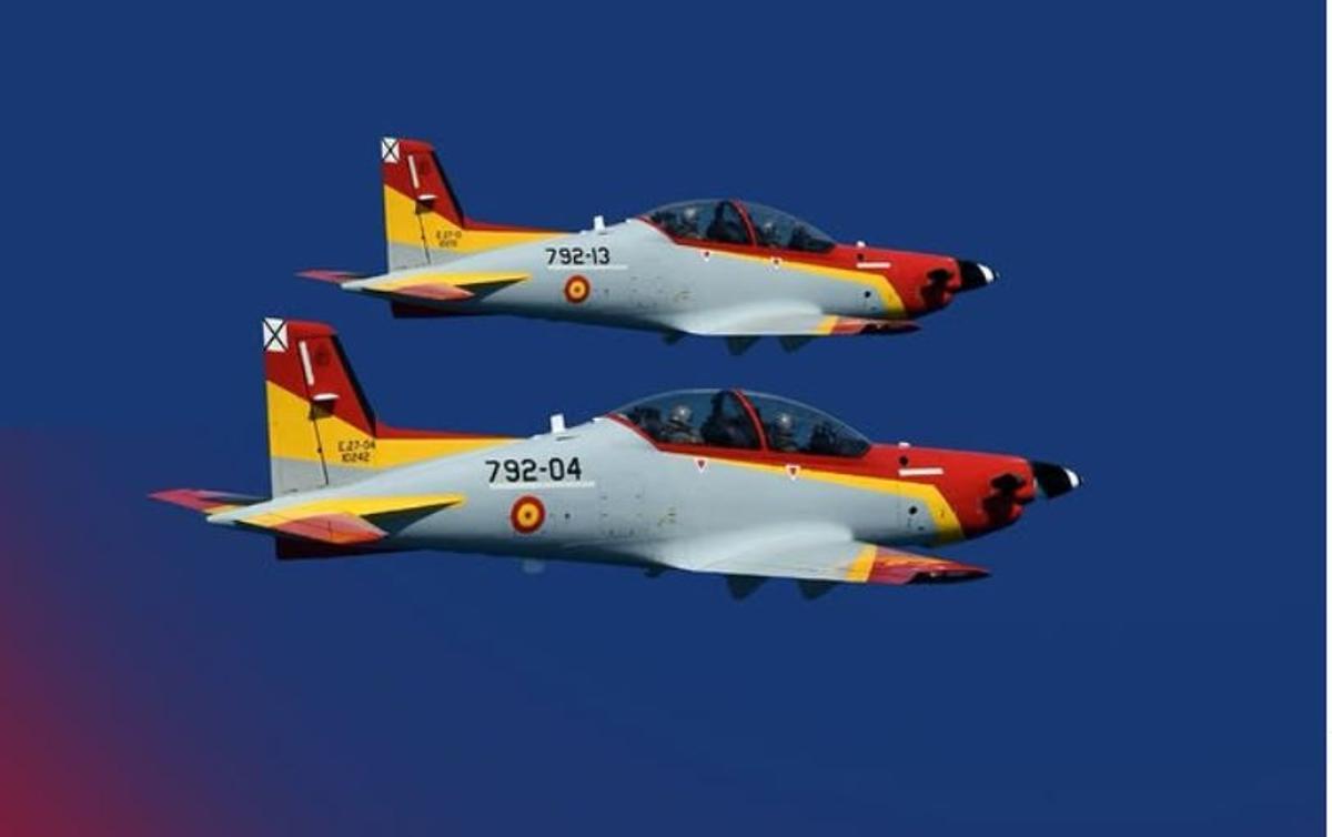 Formación Mirlo, integrada por aviones Pilatus PC-21 de la AGA