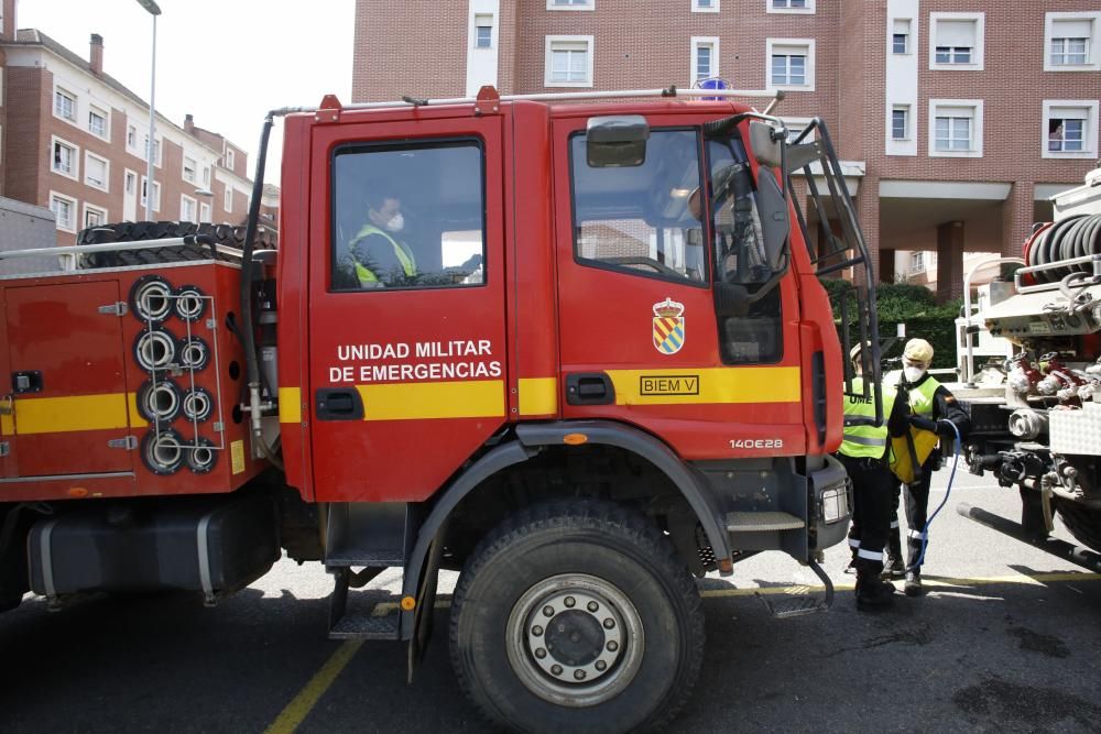 La UME desinfecta el centro de mayores de Jovellanos