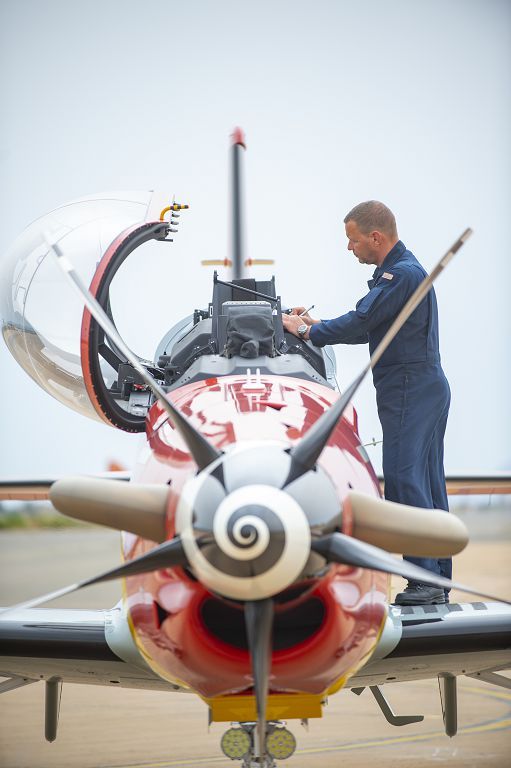 Los dos primeros aviones suizos PC-21 llegan a la AGA