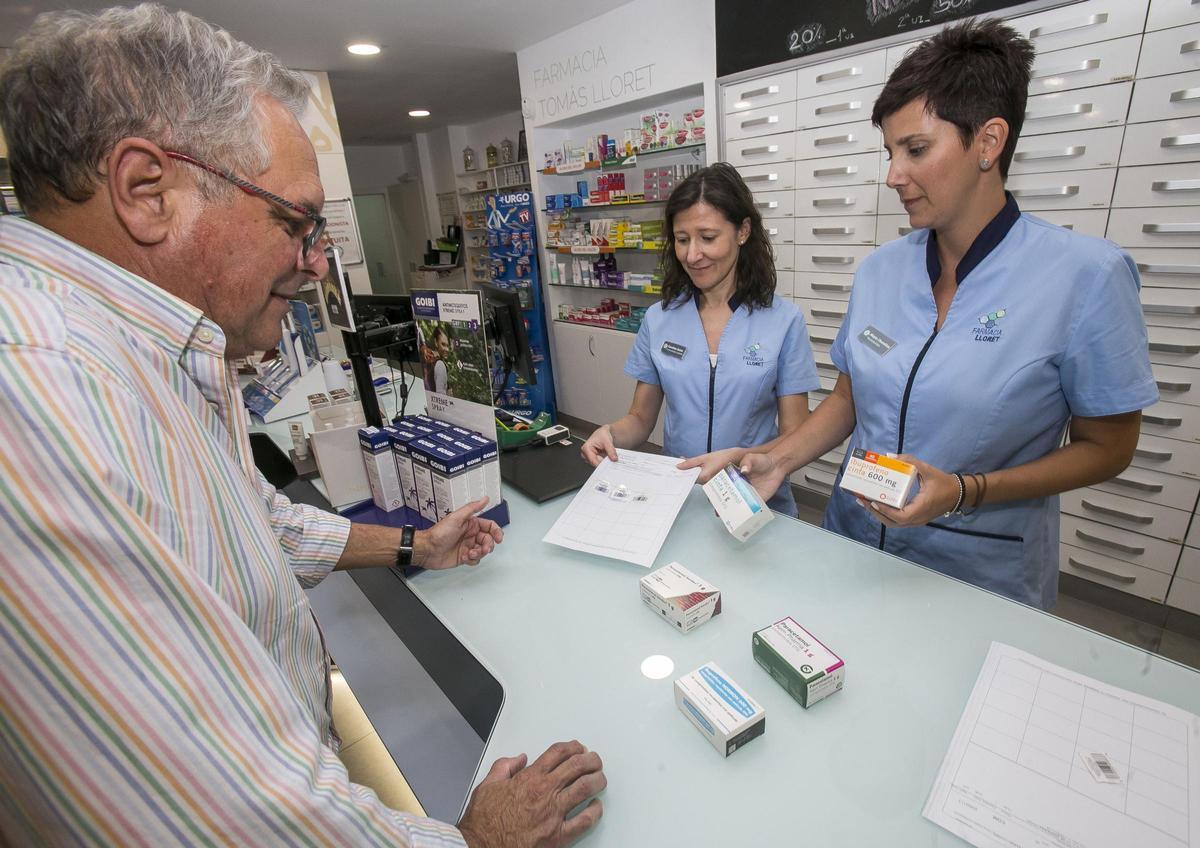 Venta de paracetamol e ibuprofeno en una farmacia de Alicante, en imagen de archivo