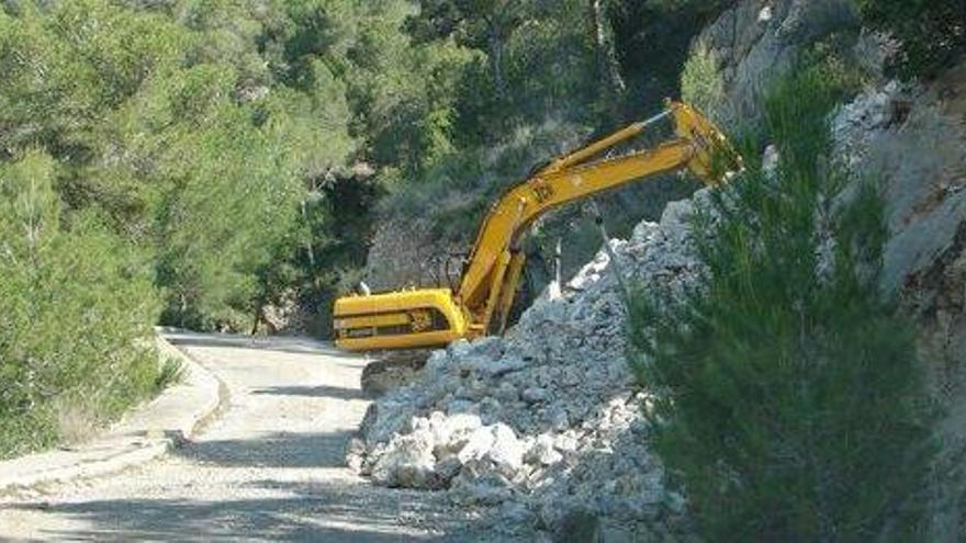 Una excavadora opera, en una imagen de archivo, desde uno de los viales construidos en Benirràs.