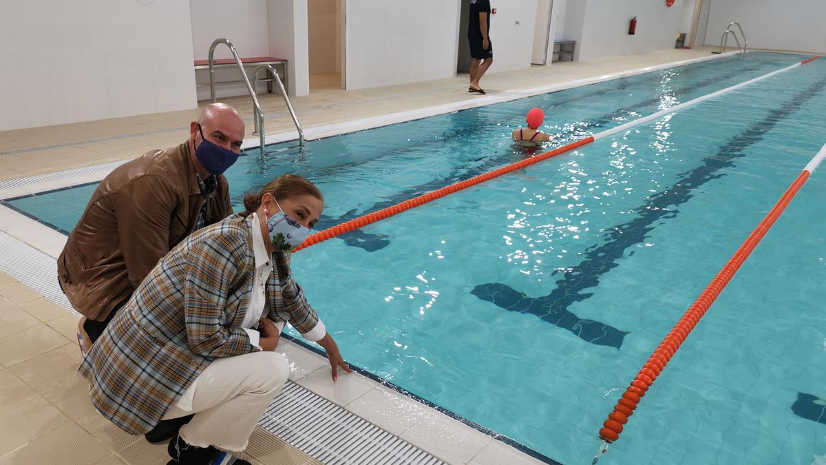 Félix Juncal y la presidenta de la Diputación, Carmela Silva, en la inauguración de la piscina de Bueu.