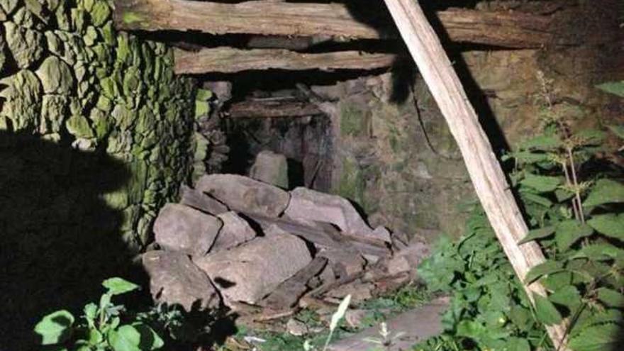 Montón de piedras desplomadas en el interior de la casa en ruinas de Regolevado.  // Jesús Regal