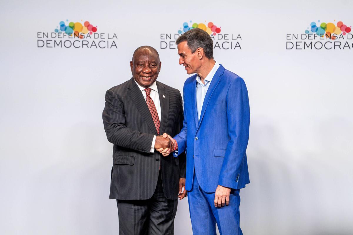 Pedro Sánchez saludando a Cyril Ramaphosa, Presidente de Sudáfrica, en la IV Reunión “En Defensa de la Democracia”.
