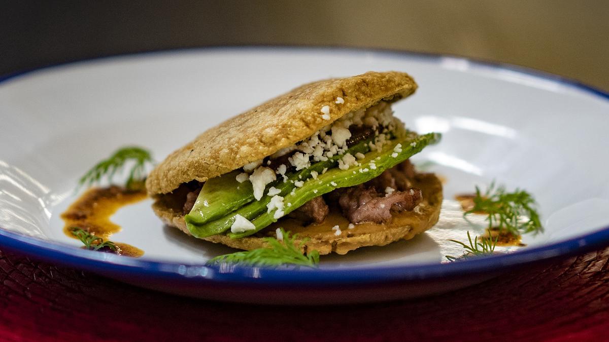 La gordita con crema de erizo y aguacate de La Milpa.