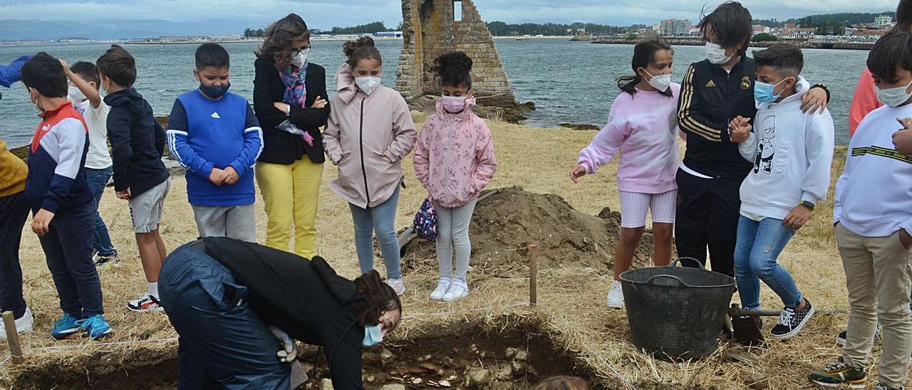 Una de las catas realizadas en el entorno de la torre de San Sadurniño en Cambados.  | // NOÉ PARGA