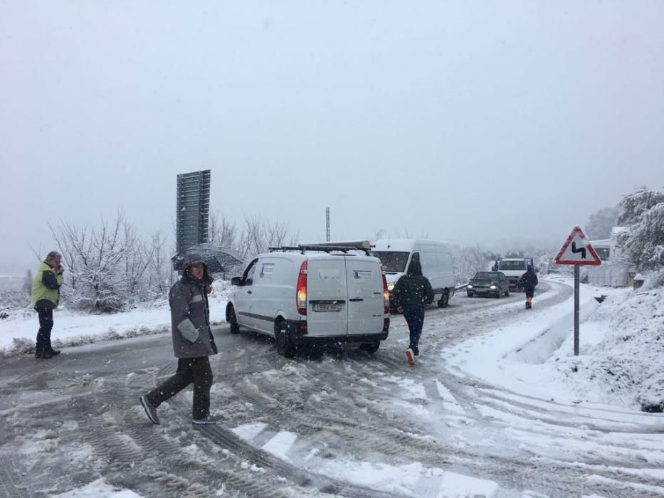 Rescate 15 vehículos en carretera Agres-Alfafara.