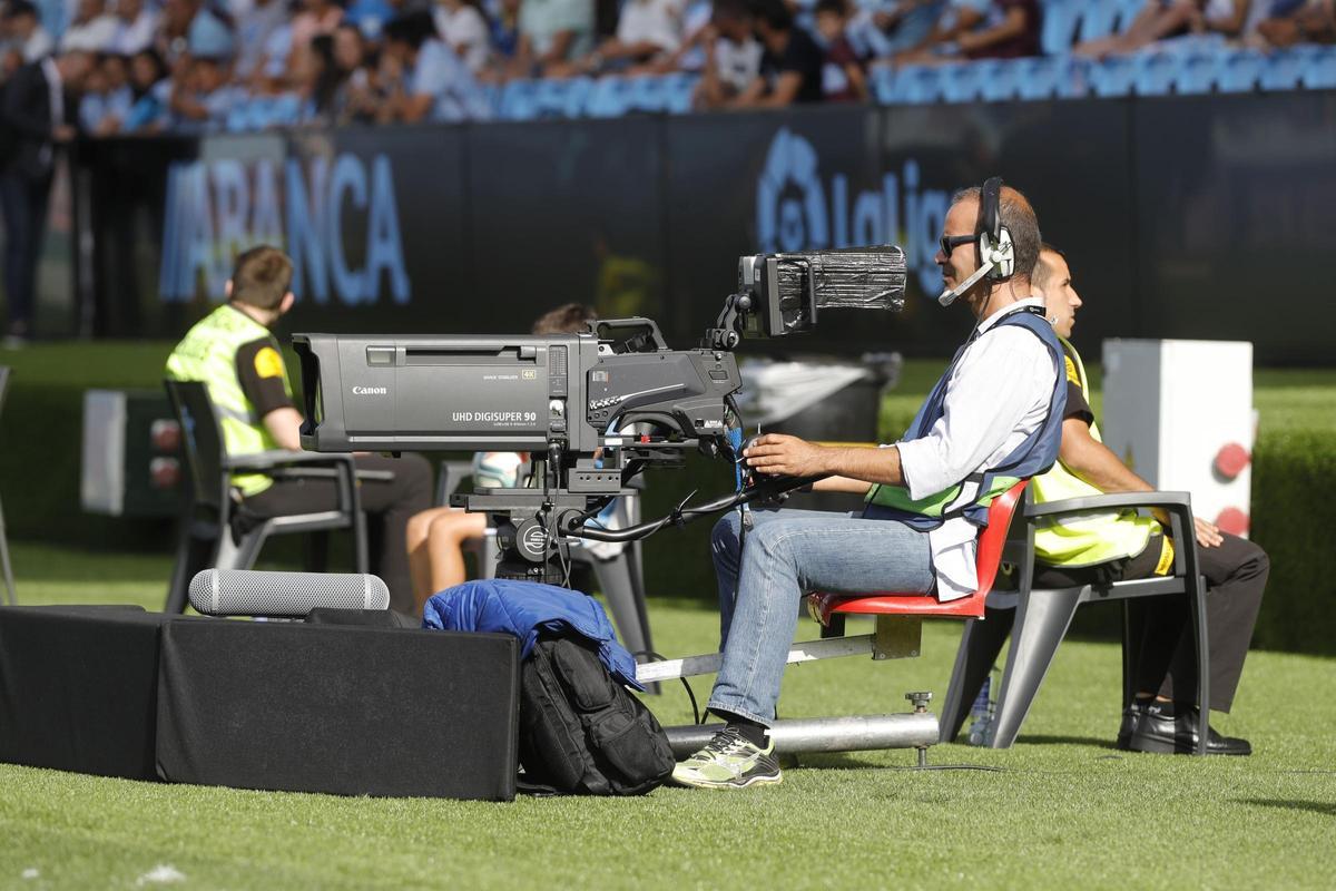 Una cámara de televisión durante un partido en Balaídos.