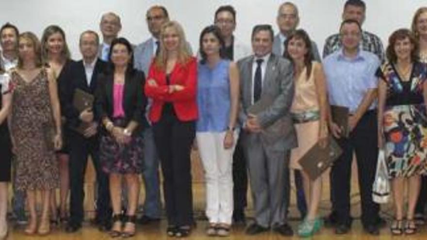 El rector posó ayer con los nuevos directores de secretariado y vicerrectores que conforman el equipo de dirección.