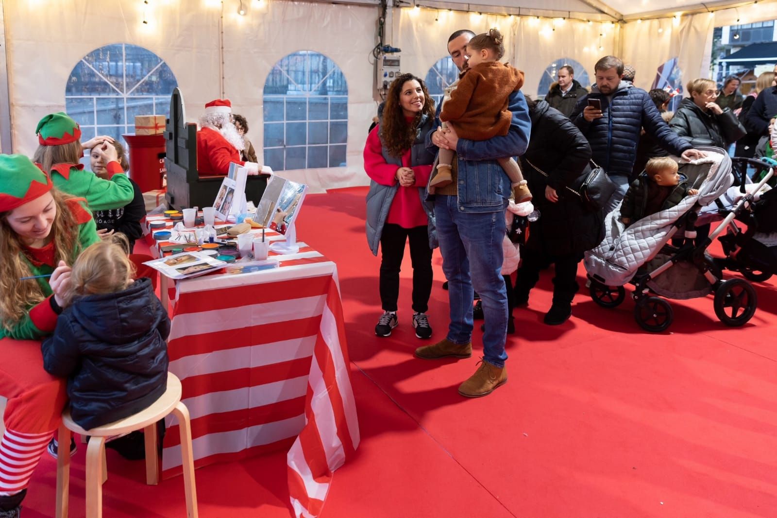 Papá Noel visita a los niños de Llanera: así ha sido la cita más emotiva del mercado navideño