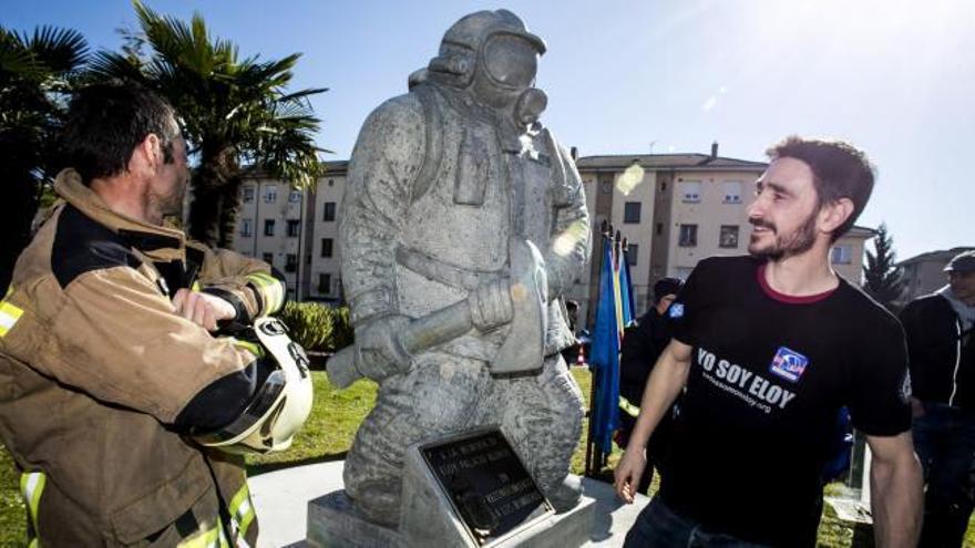 Así es la estatua que recuerda al bombero Eloy Palacio en Oviedo