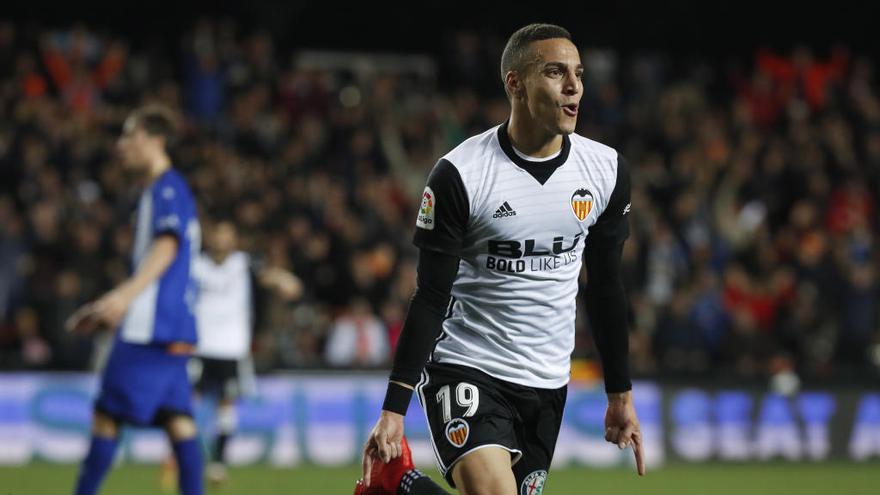 Rodrigo celebra el segundo gol del Valencia CF contra el Alavés.