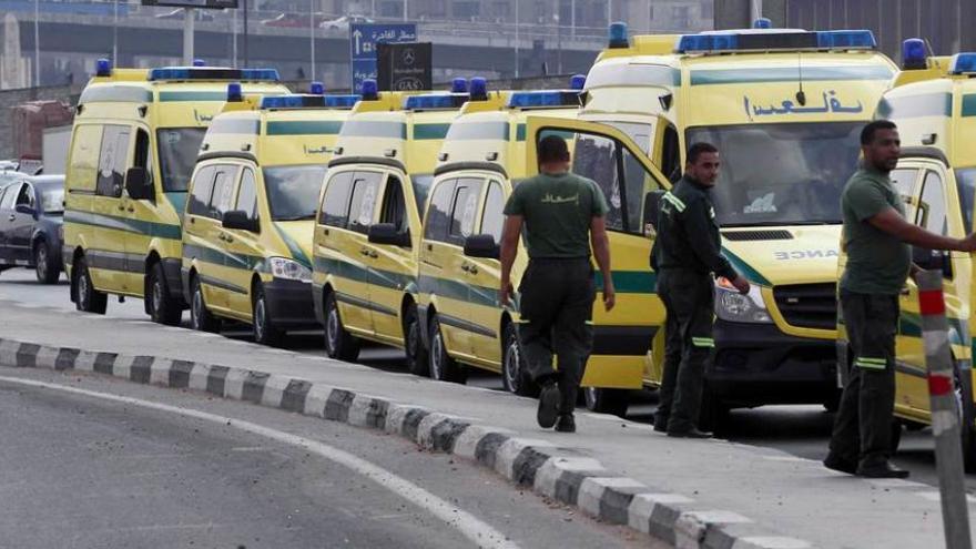 Ambulancias, ayer, en El Cairo (Egipto).