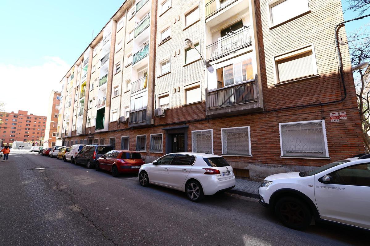 El número 13 de la calle Jerónimo Vicens, en cuyo sótano estuvo retenido en 1981 el futbolista Quini.