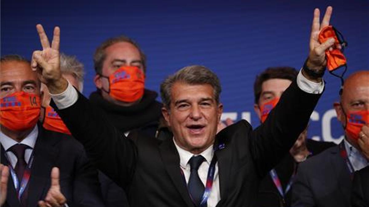 Laporta, ufano, celebrando su victoria electoral.