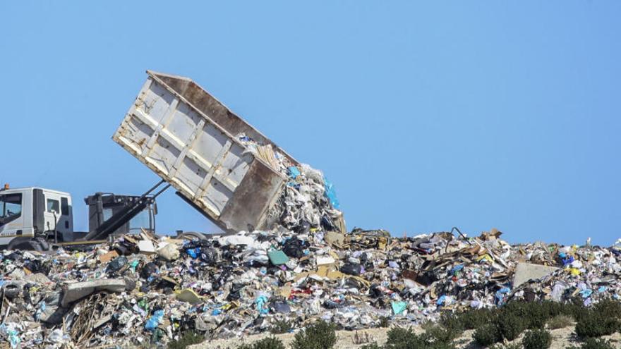 El vertedero de Alicante tendrá que asumir más basura de la Vega Baja al negarse Murcia