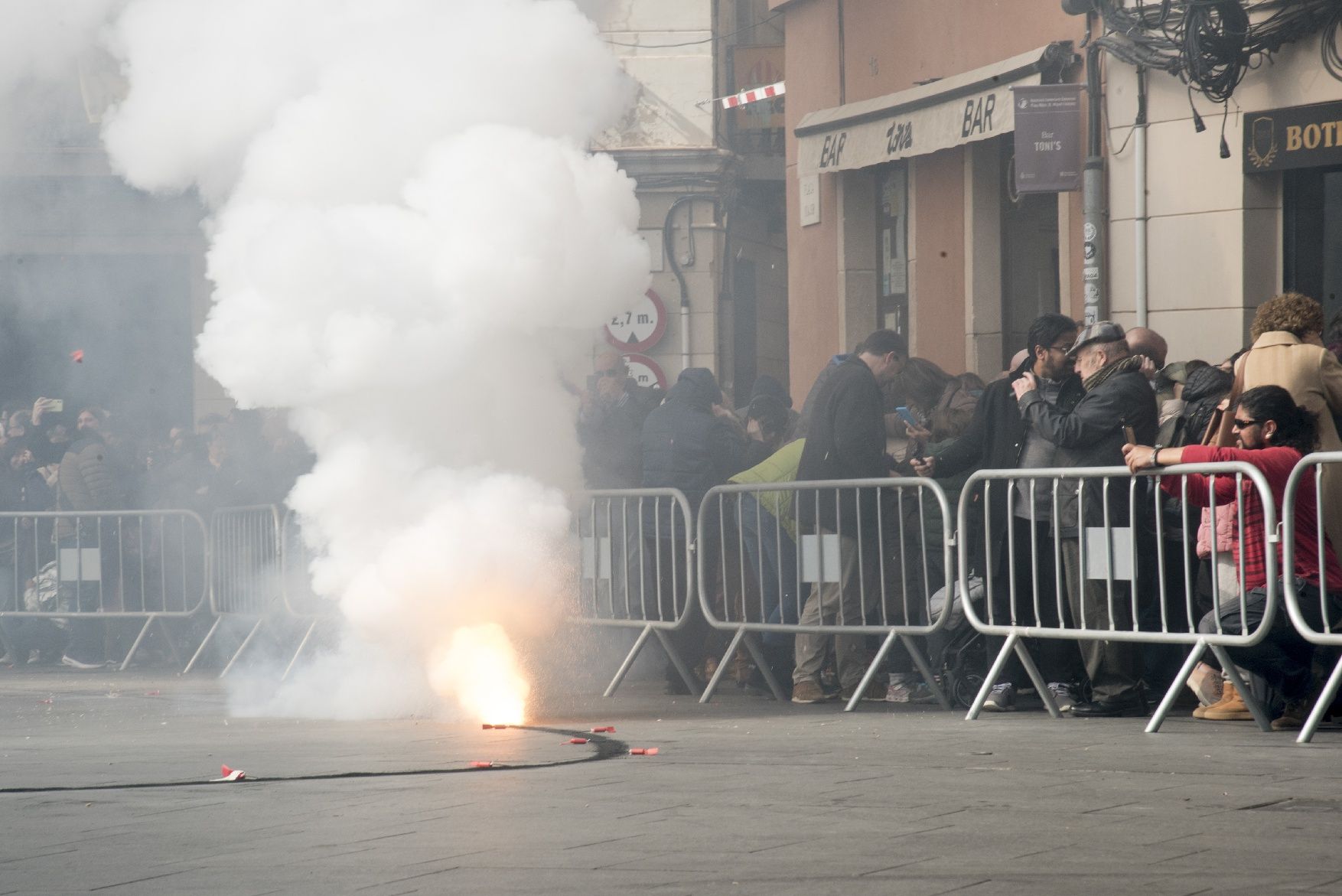 La imatgeria i els Tirallongues es llueixen enmig d'una plaça Major plena per la Festa de la Llum