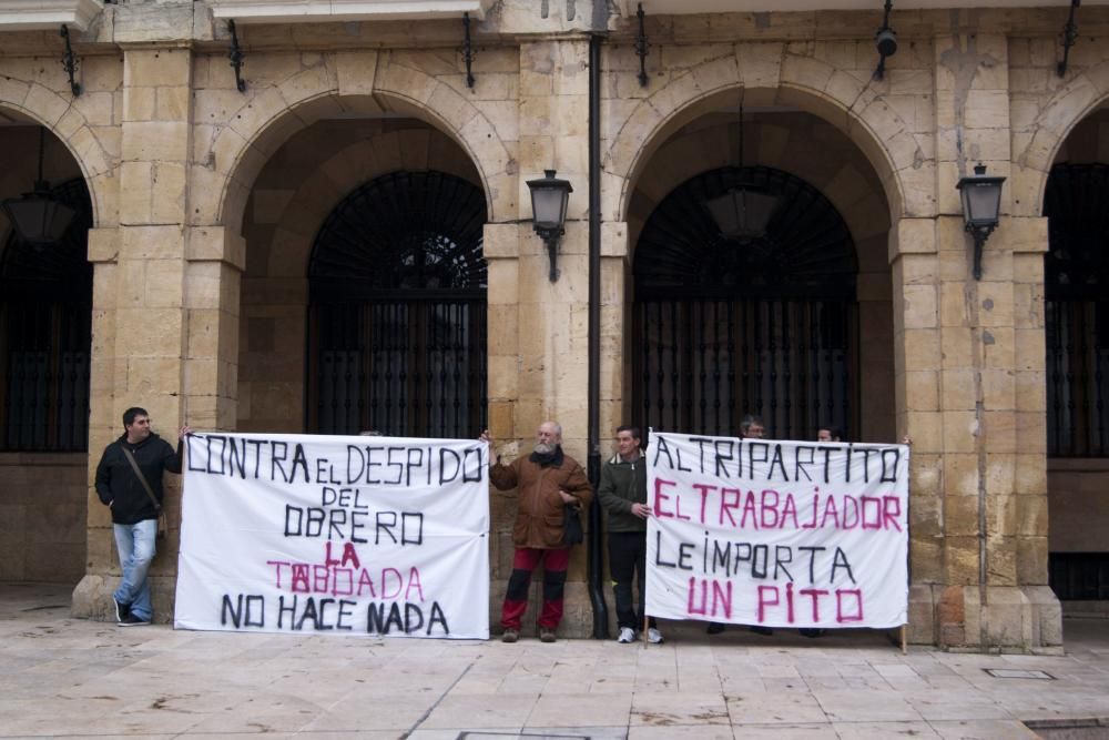 Manifestación de los trabajadores de El Asturcón contra en tripartito