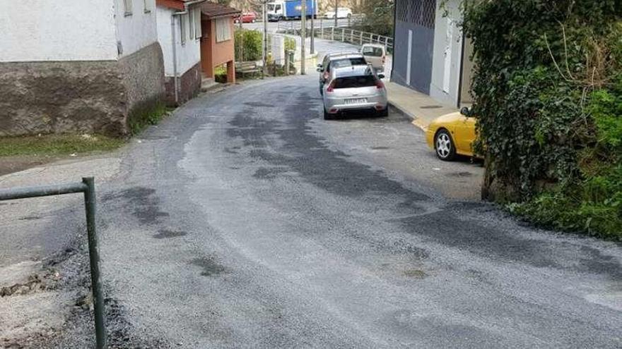 Gravilla en la carretera Vilaescusa de A Valenzá. // FdV