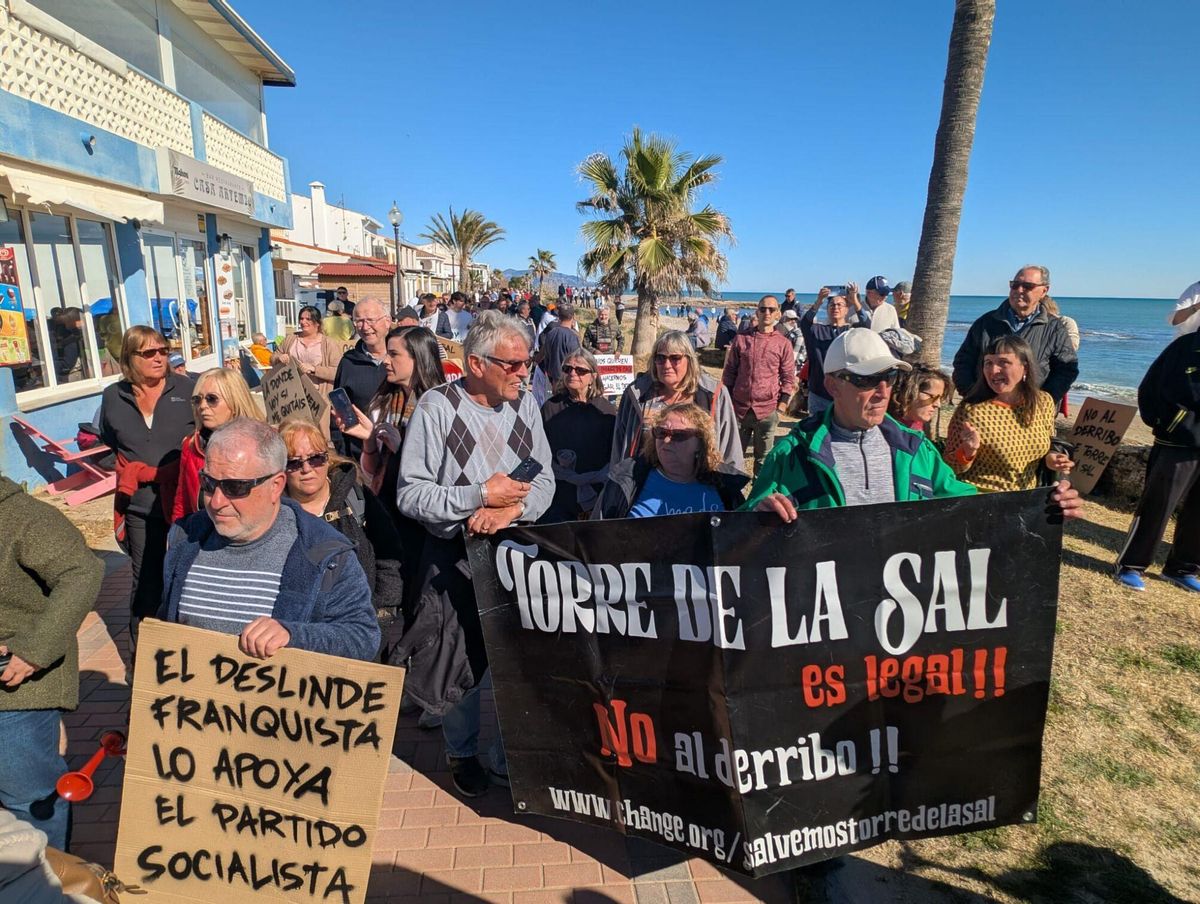 VECINOS CON PANCARTAS. FRENAR DERRIBO VIVIENDAS TORRE LA SAL POR LA LEY DE COSTAS. PROTESTAS VECINOS