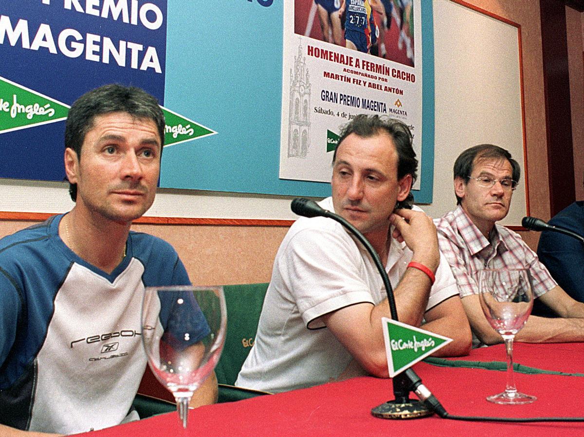 Los tres atletas, en una rueda de prensa de un homenaje a Cacho