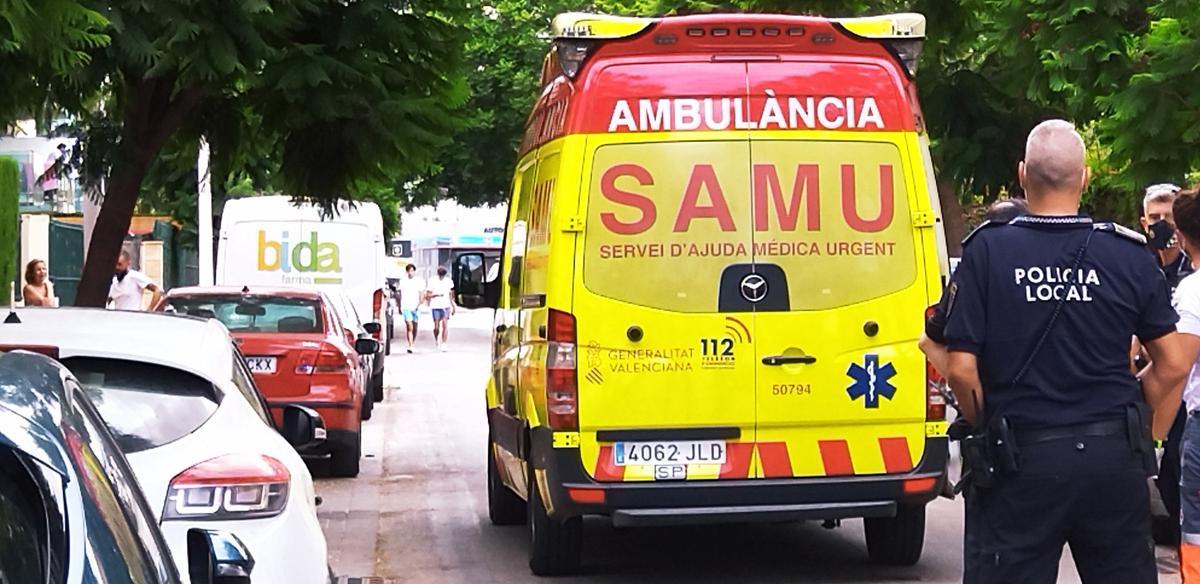 Imagen de archivo de una ambulancia del SAMU durante una emergencia sanitaria en la Marina Alta