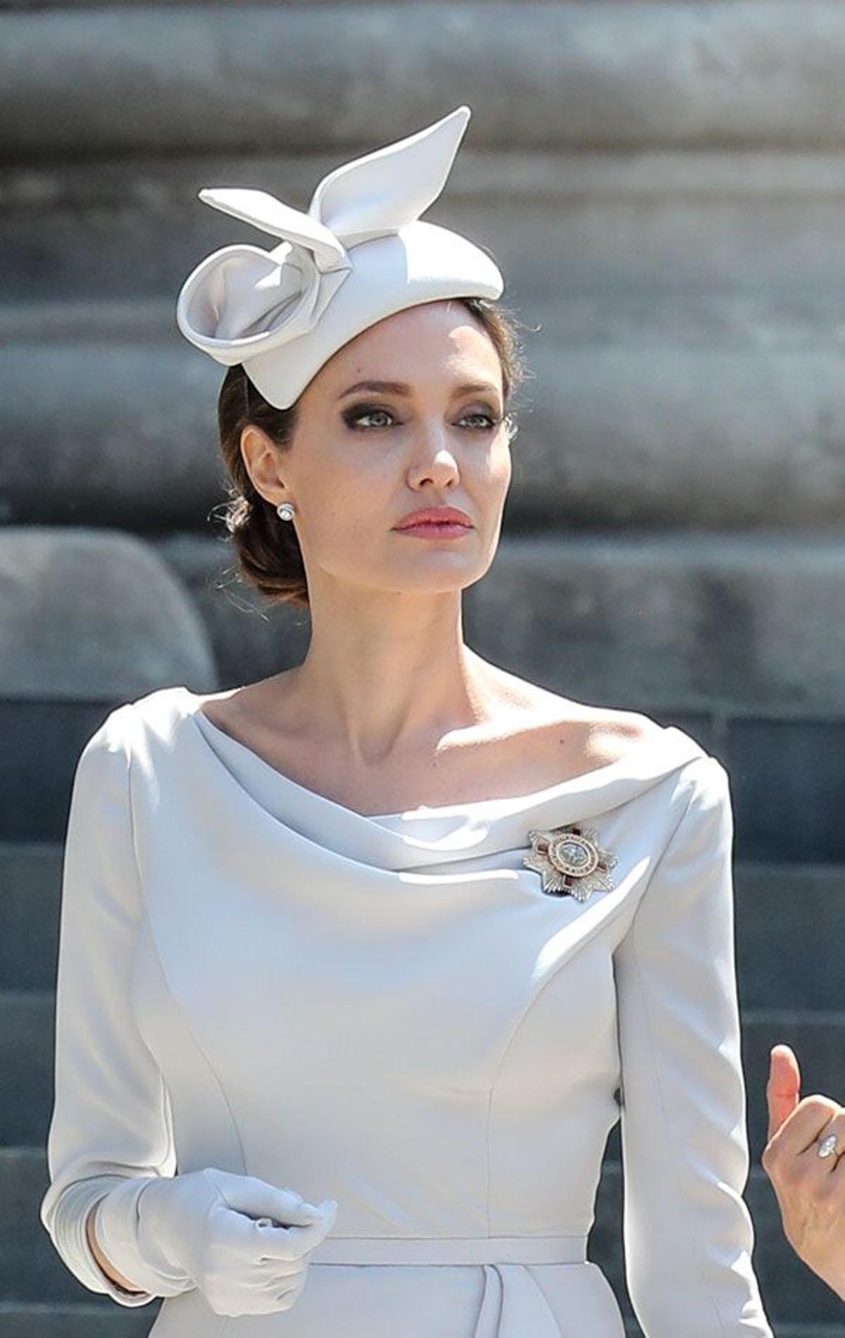 Los ojos ahumados protagonizan el maquillaje de Angelina Jolie