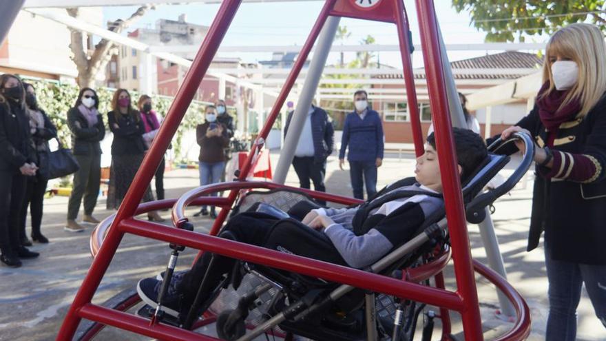 Sueño cumplido en el colegio La Panderola de Vila-real: los niños en silla de ruedas tienen su primer columpio adaptado