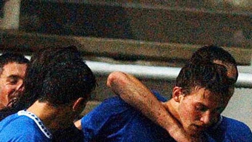 Michu es abrazado por sus compañeros tras marcar el gol de la victoria del Oviedo ante el Siero el día de su debut.