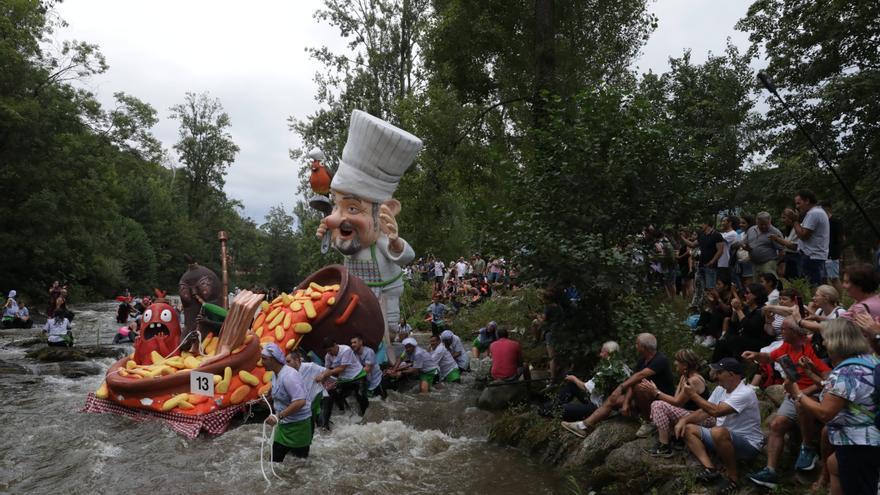 Problemas en el Descenso Folklórico del Nalón: la mayor parte de las carrozas no bajaron el río por falta de caudal