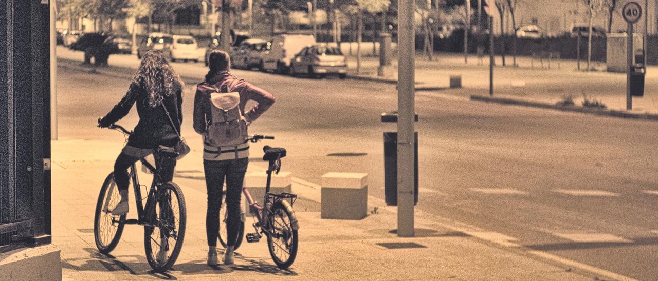 Dos mujeres circulan en bicicleta por Palma de Noche.