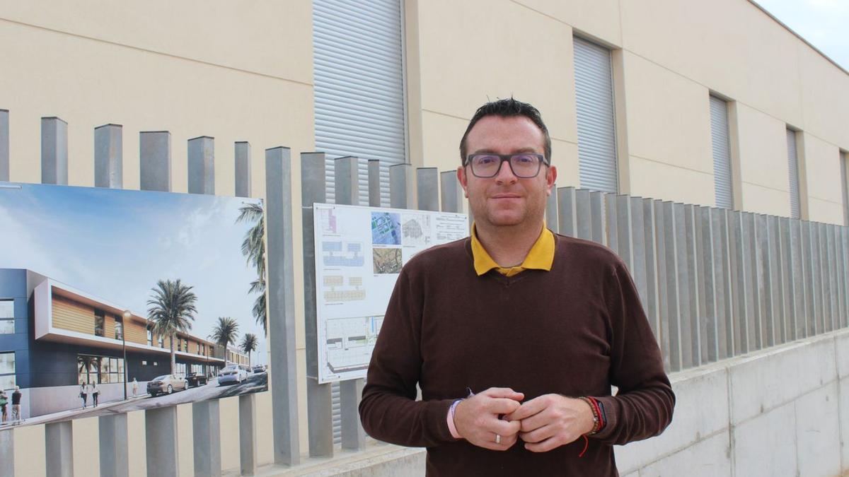 El consejero insular de Políticas Sociales, Adargoma Hernández, delante de la nueva residencia de mayores, en la capital. | | LP/DLP