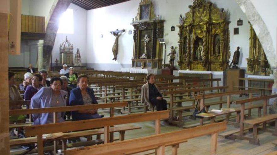 Varias personas en el interior de la iglesia de San Salvador.