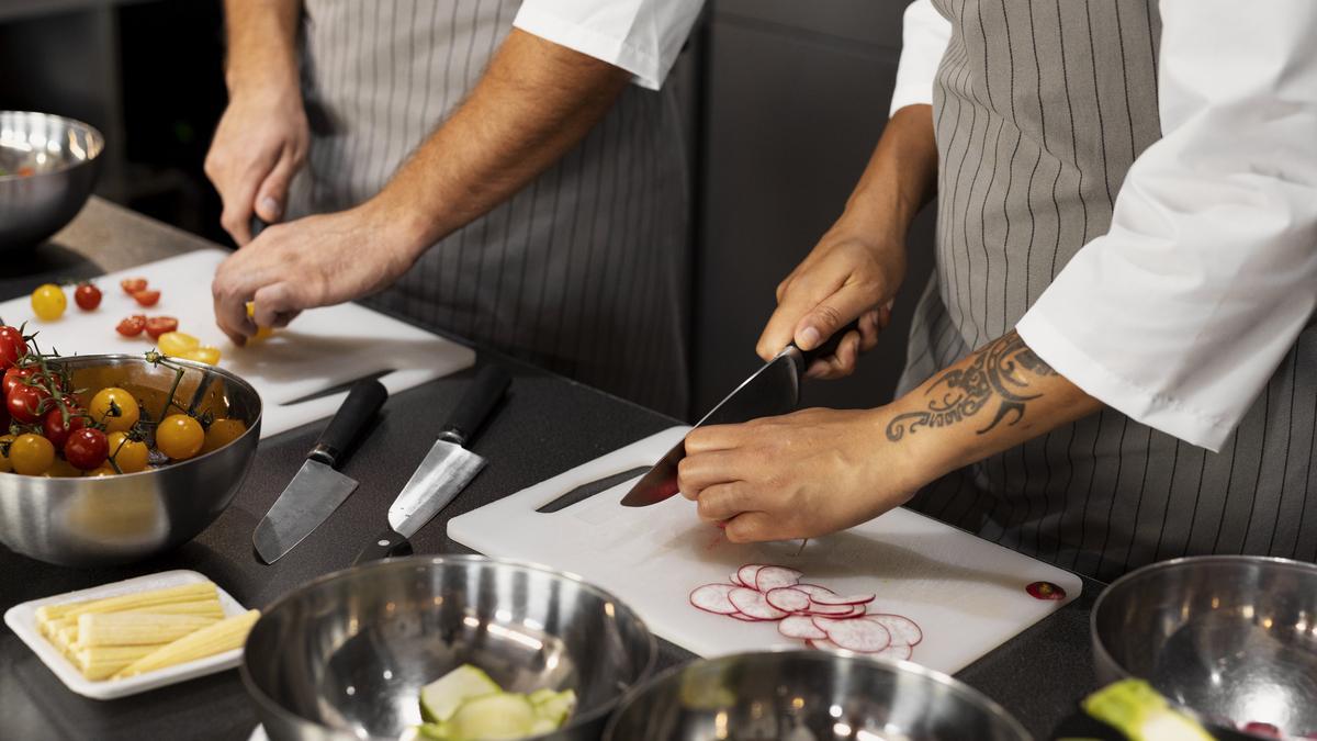 Chef trabajando juntos en una cocina profesional