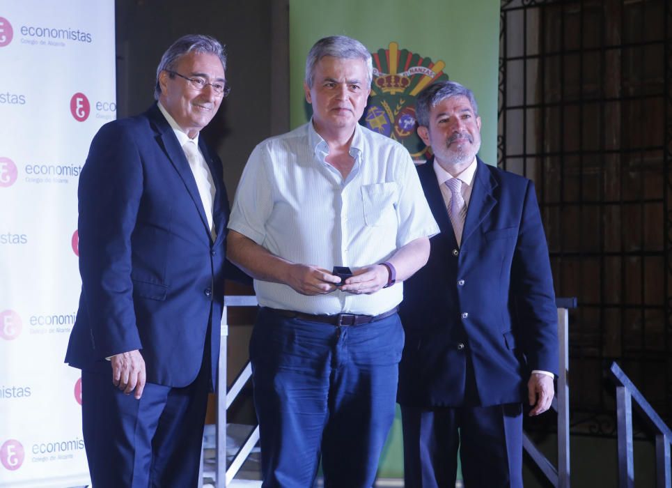 La entrega se realizó en el transcurso de la cena anual del Colegio de Economistas de Alicante.