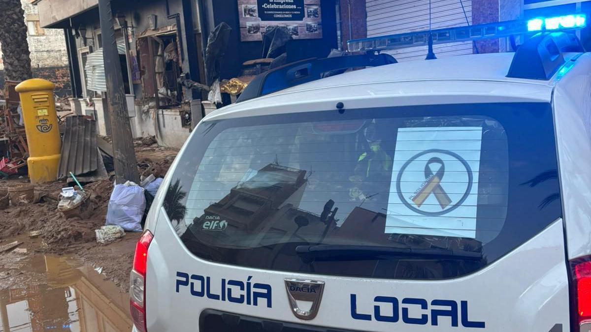 Vehículo de la Policía Local de Villaviciosa en Valencia para ayudar a los municipios afectados por la DANA.