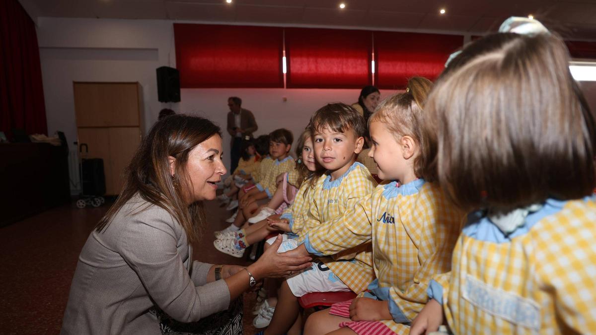 La conselleira habló del mejillón con niños de A Illa.