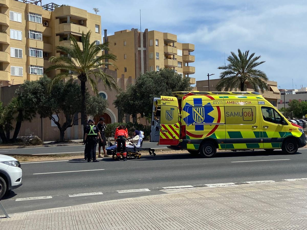 Momento en que suben a la mujer a la ambulancia tras el accidente.
