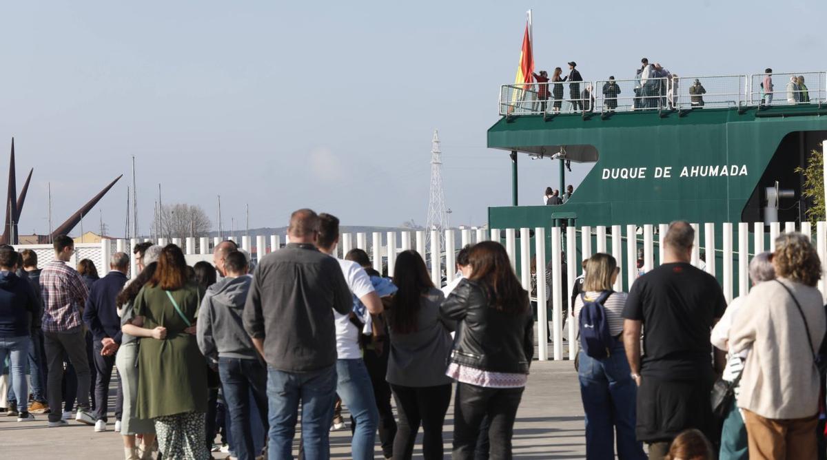 Colas para embarcar en la jornada de puertas abiertas en el «Duque de Ahumada» de la Guardia Civil. | MARA VILLAMUZA