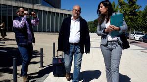 Los detenidos por el amaño de partidos de fútbol declaran en el juzgado de Huesca. En la foto, el jefe de los servicios médicos del Huesca, Juan Carlos Galindo, después quedar en libertad con cargos.