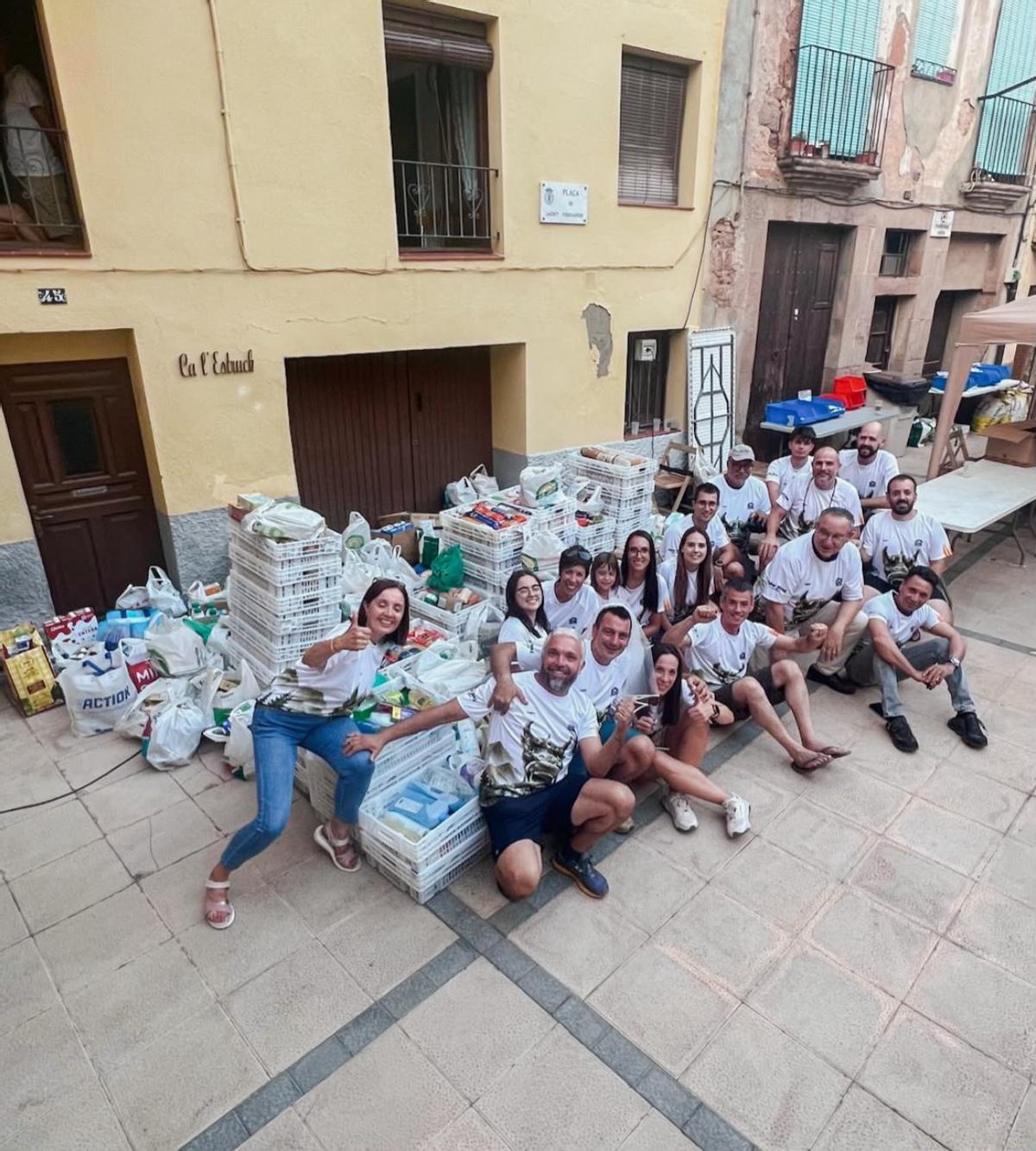 Organitzadors de la Punk Trail amb els productes recaptats