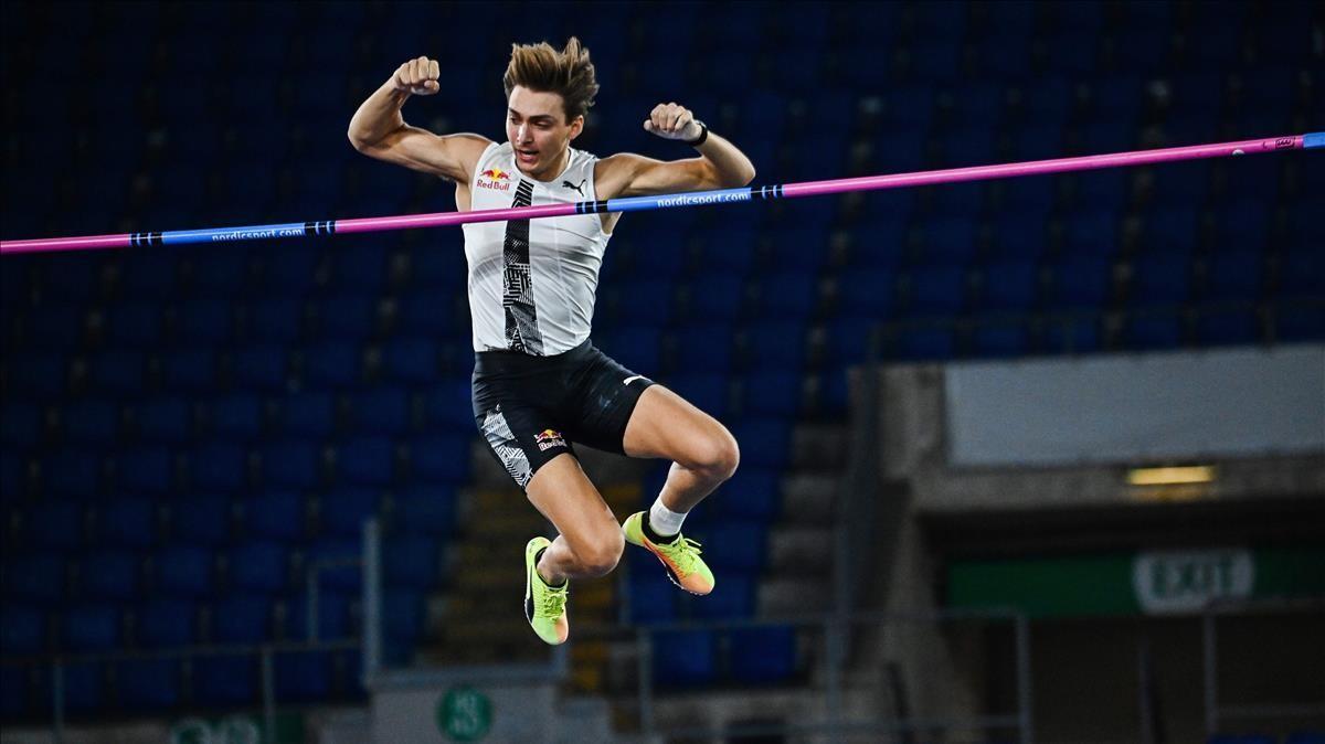 Sweden Armand Duplantis clears 6 15m to set a new Men s pole vault world record during the IAAF Diamond League competition on September 17  2020 at the Olympic stadium in Rome  - Swedish pole vault star Armand Duplantis eclipsed Ukrainian legend Sergey Bubka s 26-year mark  setting a outdoor new pole vault world record of 6 15m at the Diamond League meeting in Rome on September 17  2020  (Photo by ANDREAS SOLARO   AFP)